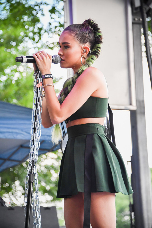 Madison-Beer-Upskirt-on-Stage-at-Lollapalooza-8