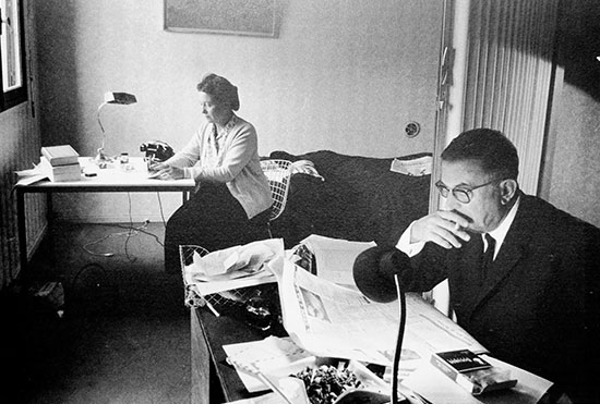 Simone-de-Bauvoir-and-Jean-Paul-Sartre-reading-at-their-desks-Paris-1965