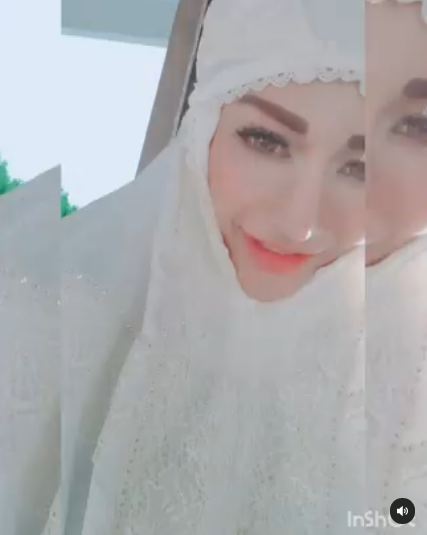 Mantan model majalah dewasa Rhere Valentina yang sudah berhijab (Instagram/Rhere Valentina)