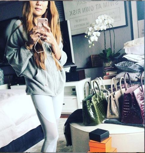 Azura mengambil selfie yang dikelilingi oleh tas Hermès Birkin.