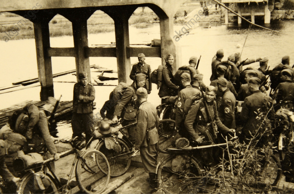 Russlandfeldzug Juni 1941 ,,Übersetzen mit Floßsäcken (3)