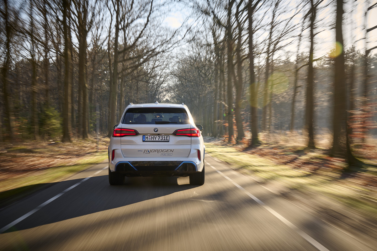 P90494367_highRes_bmw-ix5-hydrogen-on-