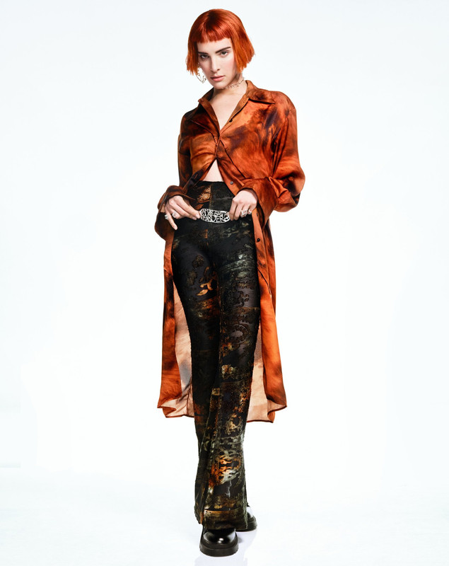 Hari Nef, dal film Barbie alla campagna Desigual FW23-24 Hari Nef, dal film Barbie alla campagna Desigual FW23-24