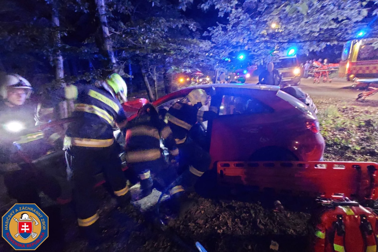 Po príchode hasičov boli štyria účastníci nehody mimo vozidla v opatere zdravotníkov.