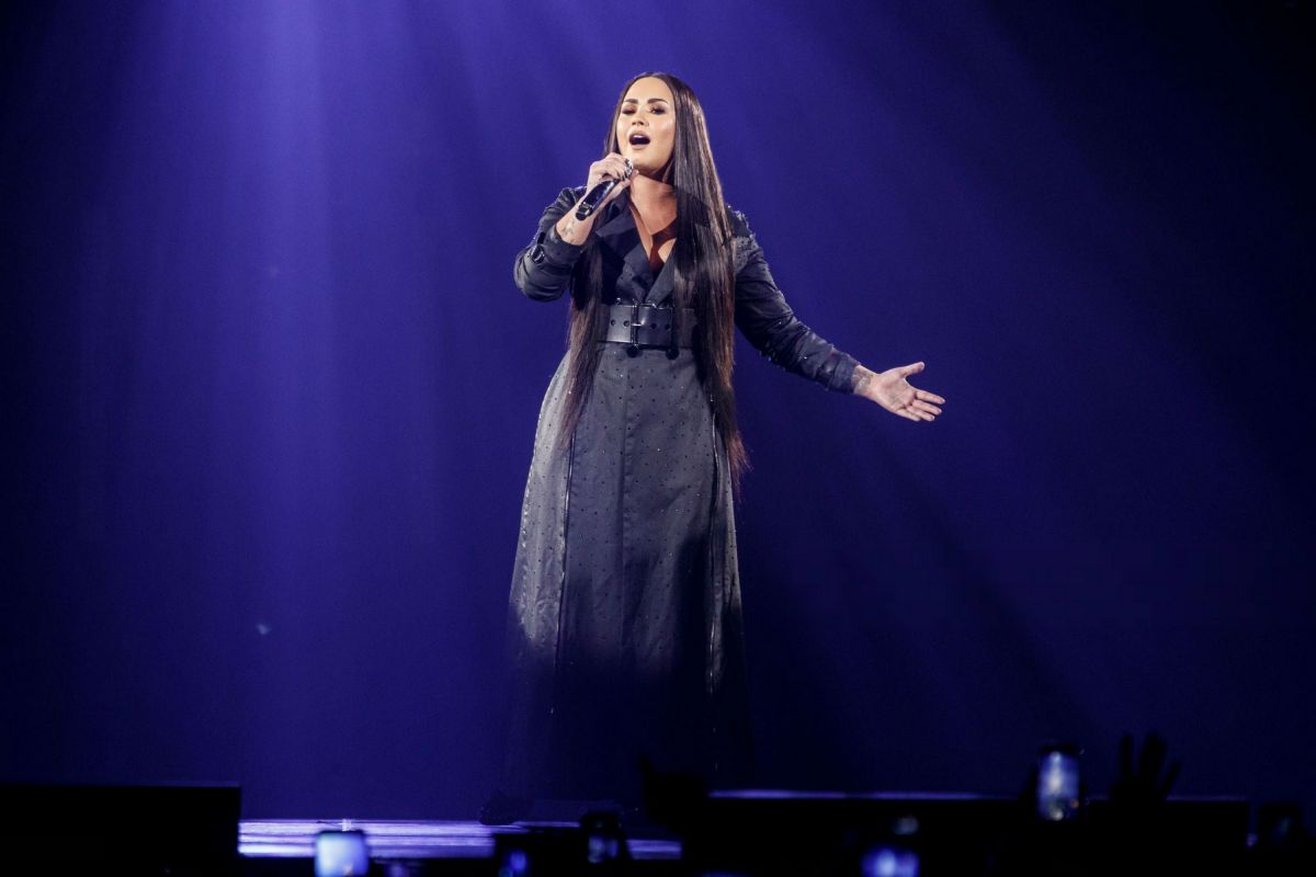 demi-lovato-performs-at-tell-me-you-love-me-tour-in-barcelona-06