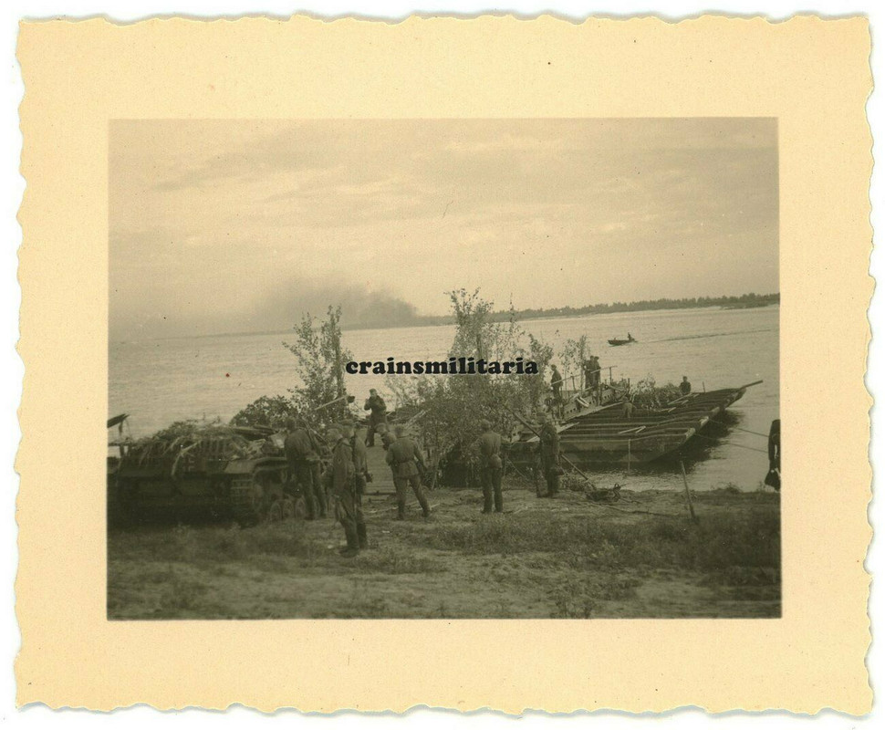 Orig. Foto StuG III Sturmgeschütz Panzer bei Fähre am BUG Polen Russland 1941