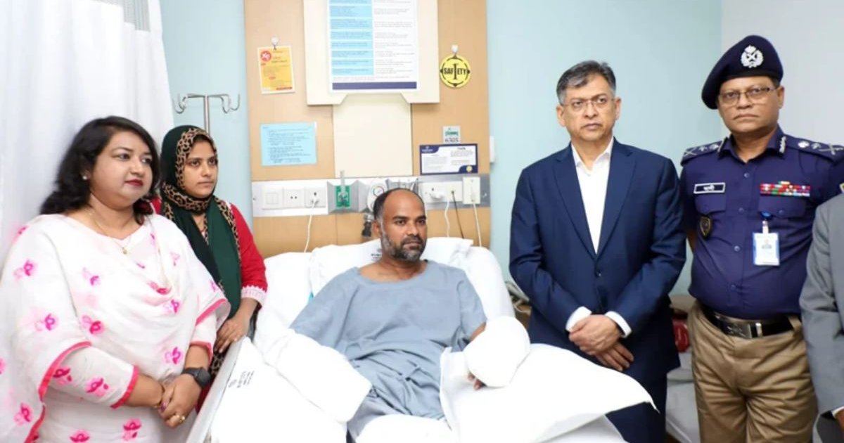 আহত পুলিশ পরিদর্শককে দেখতে এভারকেয়ার হাসপাতালে স্বরাষ্ট্রমন্ত্রী