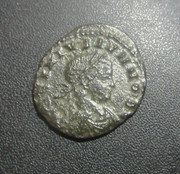 AE3 de Licinio II. ROMAE AETERNAE. Roma sedente a dcha. Roma. 83a