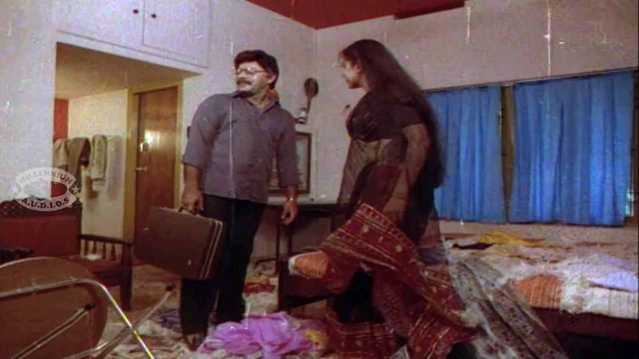 Beautiful and young geetha navel and other saree scenes.mp4_snapshot_01.08.417