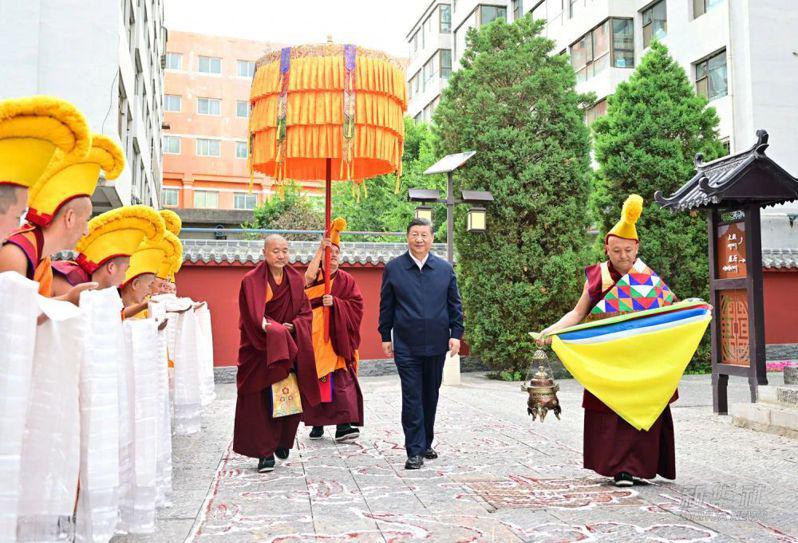 https://i.postimg.cc/CK2j65ZP/Carry-the-Emperor-s-will-as-your-torch-with-it-destroy-the-shadows.jpg