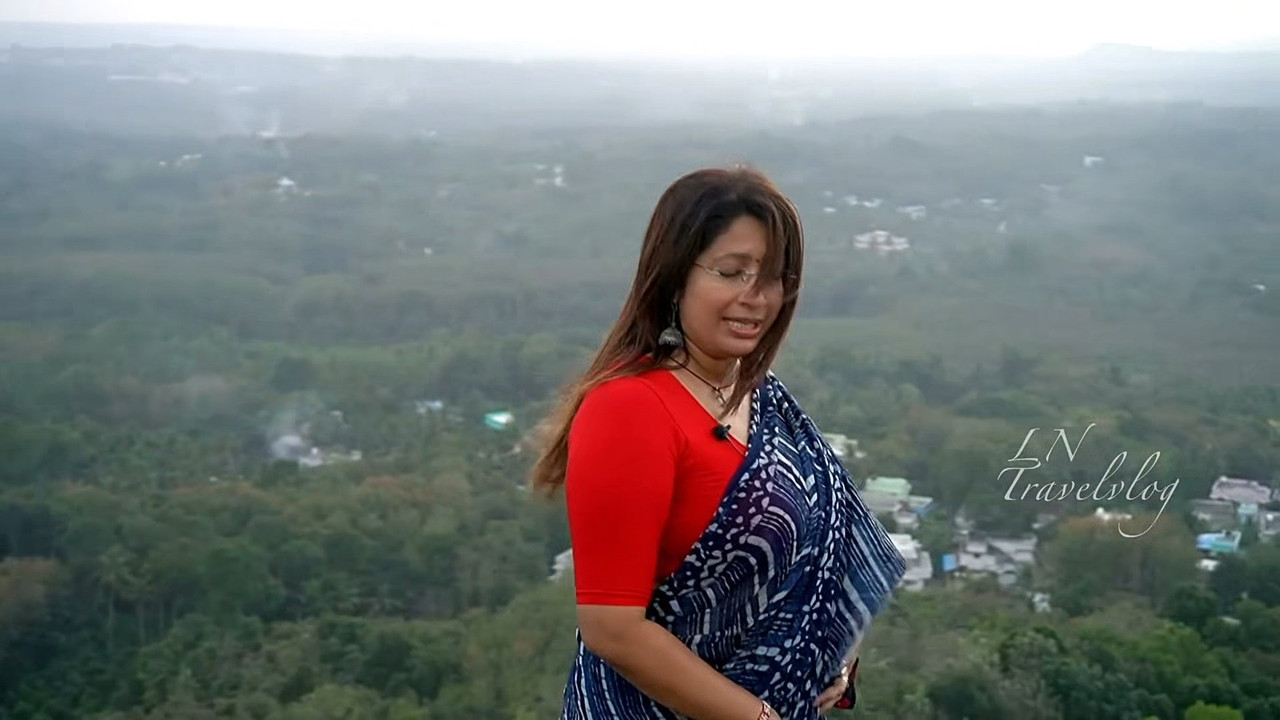 Lekshmi Nair Navel Slips,Huge Boobs and Ass.mkv_snapshot_02.02.184