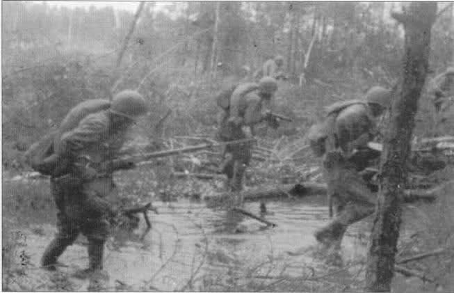 Infantería soviética avanza cautelosamente en el área de Seelow