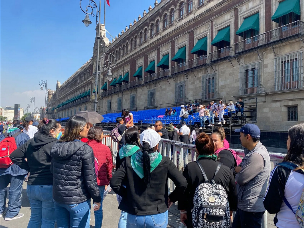 Maestros brincan vallas en Palacio Nacional