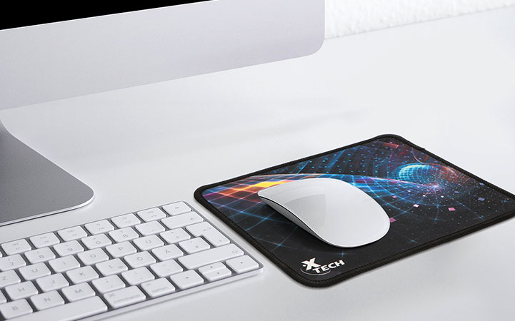 Mouse Pad Xtech Colonist visto en un escritorio.