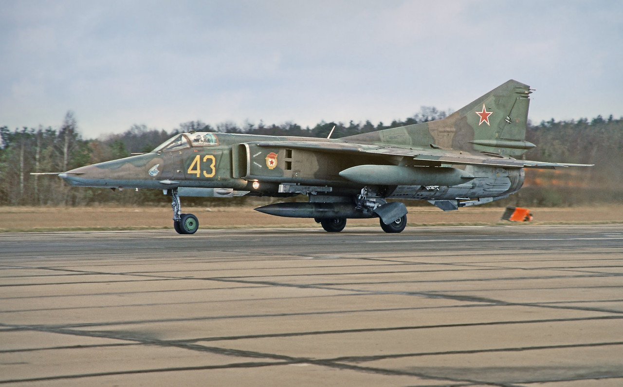 19 GvAPIB MiG-27D Yellow 43_61912561305 (6)
