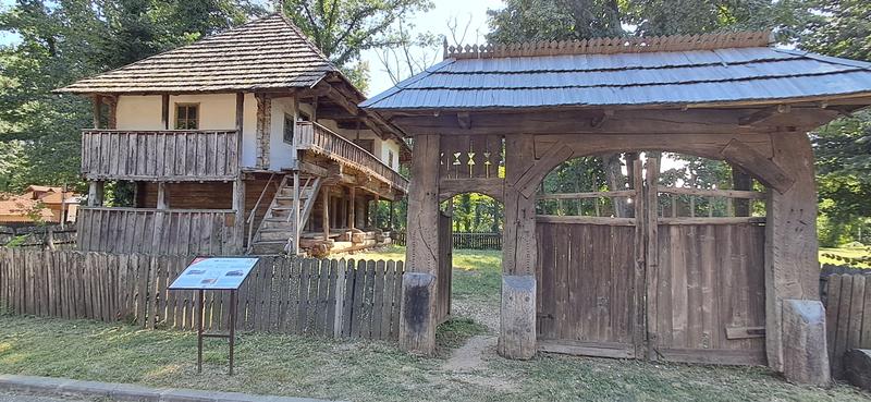 Museo militar nacional, arco de triunfo y museo nacional del pueblo. - Bucarest: Le petit Paris de l’est (31)