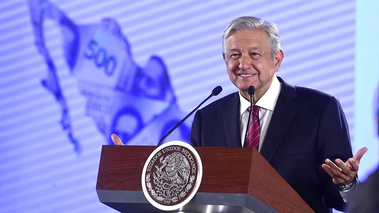AMLO presentará plan de austeridad al INE; revisará sueldos de los consejeros