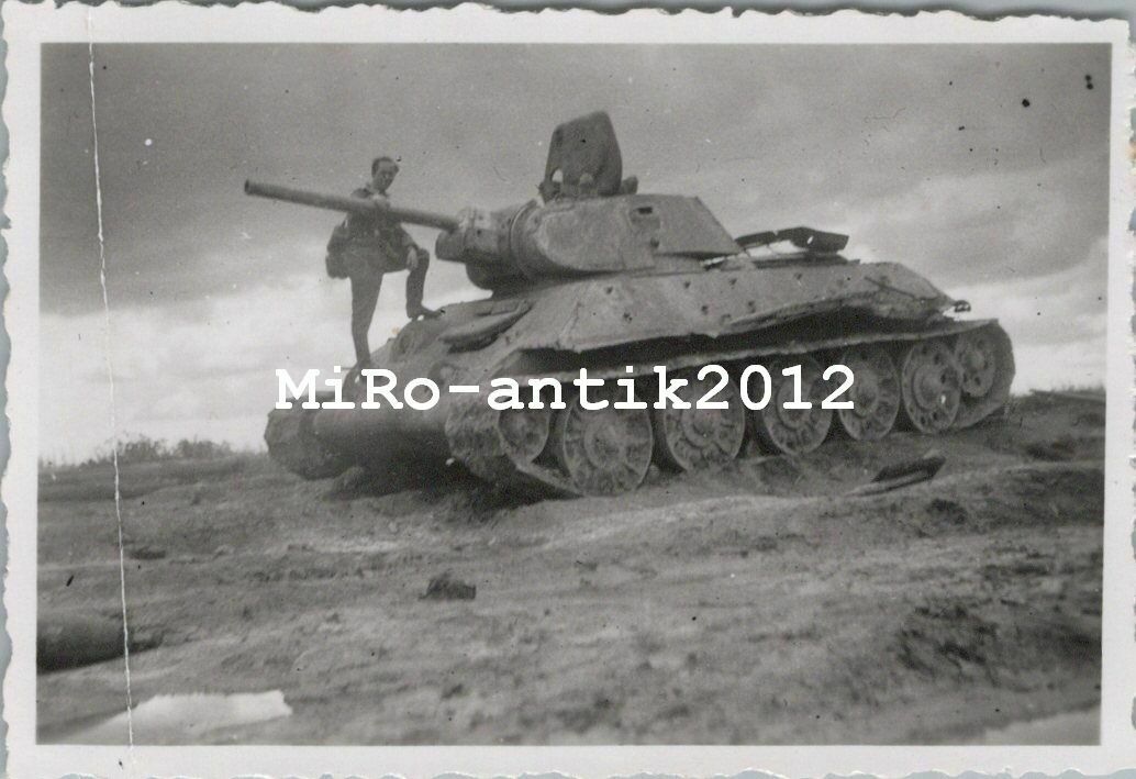 Foto, Wk2, Soldat steht auf einem zerstörten Panzer T-34