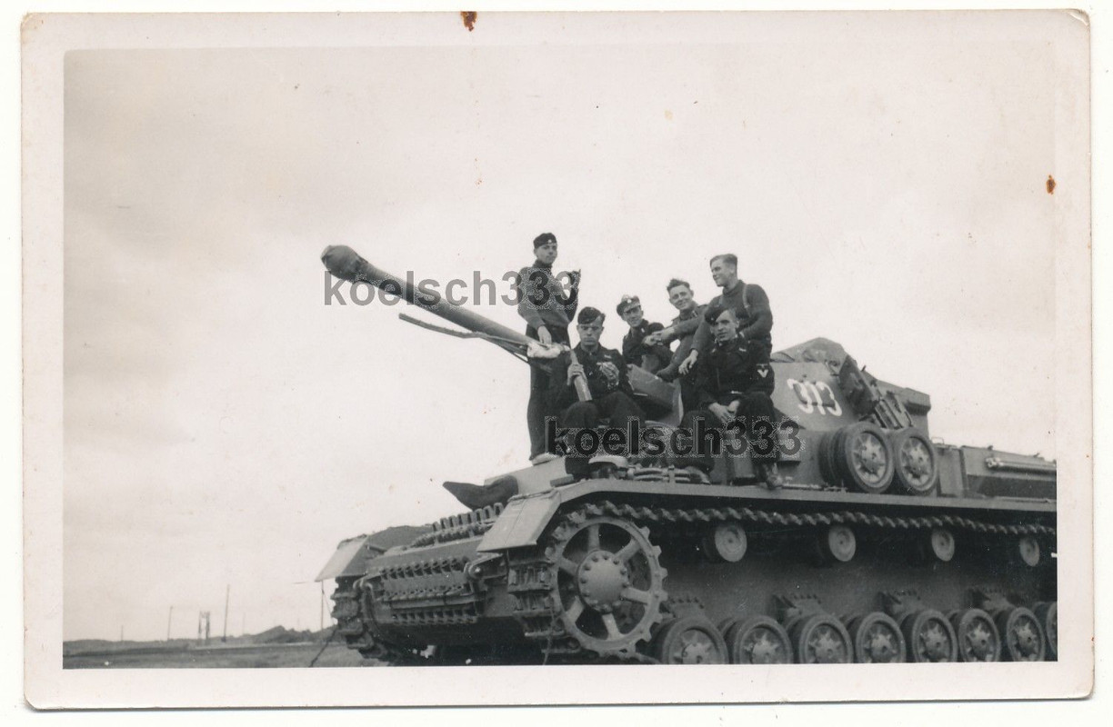 Foto Panzermänner auf Panzer IV Kampfwagen mit Turmnummer 313 im