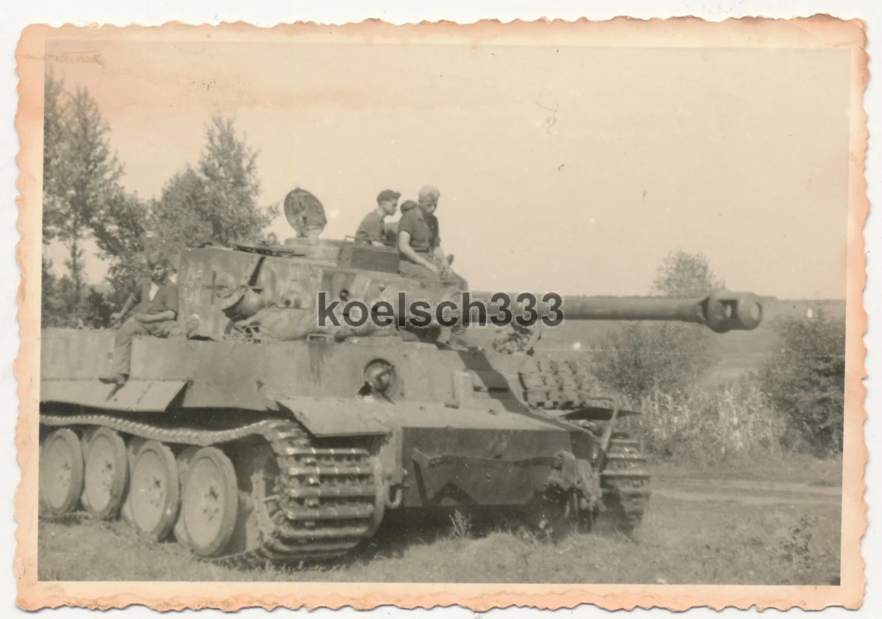 Foto Tiger Panzer VI an der Ostfront gefallener MG Schütze in Zeltbahn