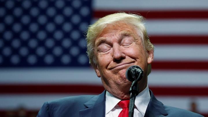 довольный Трамп