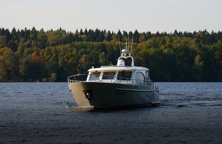 Первый спуск на воду яхты