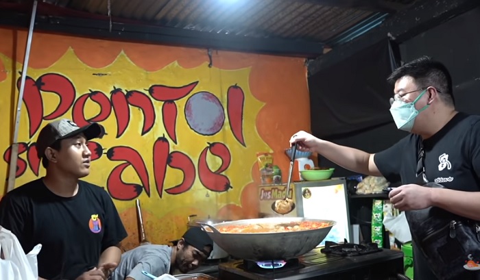 Akun Yotube Anak Kuliner saat berbincang dengan pemilik Pentol Si Cabe.