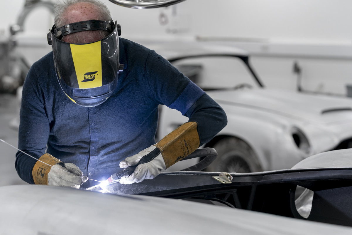 AstonMartinDB5GoldfingerContinuation_09