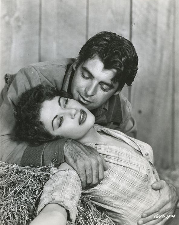 Yvonne_De_Carlo_b12