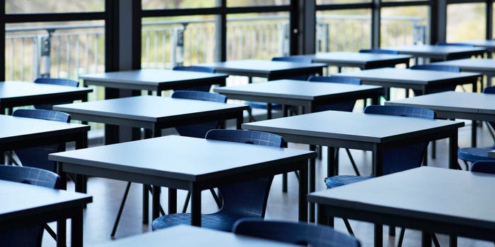 Maestra pega con cinta el cubrebocas de un niño y causa indignación