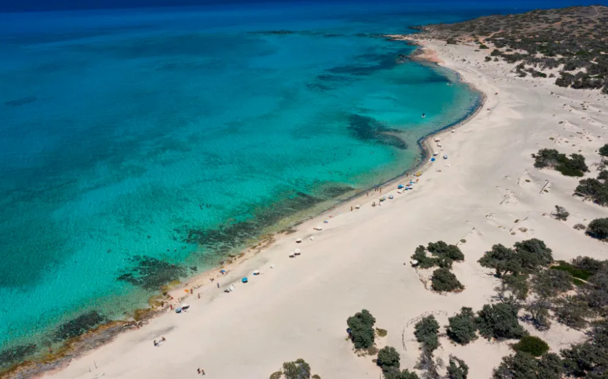 Hombre británico de 70 años arrestado por violar a su hija en playa de Grecia