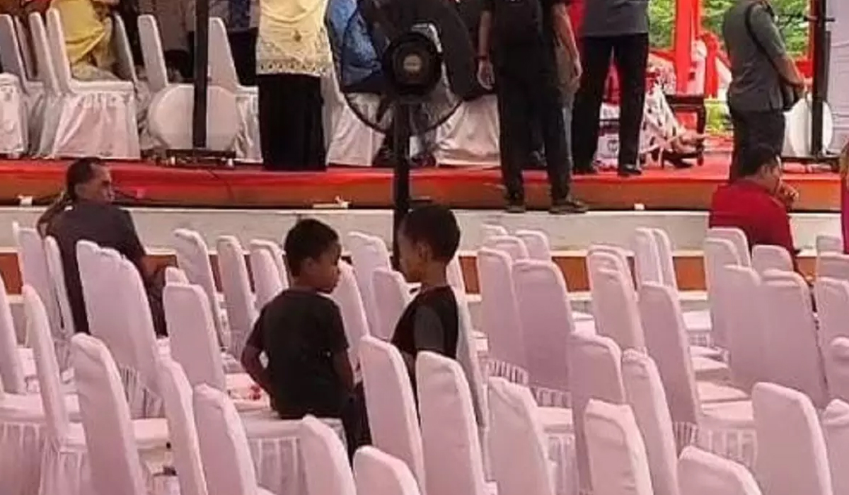 Miris! Bocah Pungut Sisa Kue Pejabat di HUT RI Gowa Bikin Netizen Nangis!
