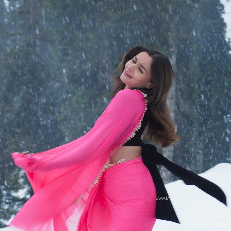 saree-hot-pics-of-alia-bhatt-in-rocky-aur-rani-ki-prem-kahani-2023