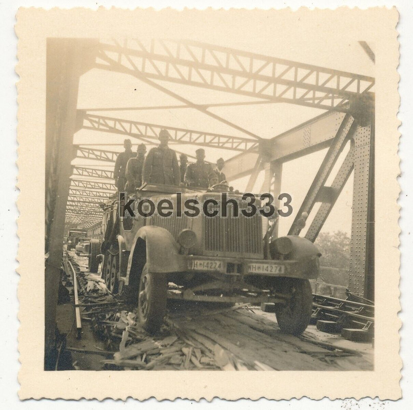 Foto Panzer Halbkette auf Eisenbahn Brücke über die Loire in Cosne Frankreich