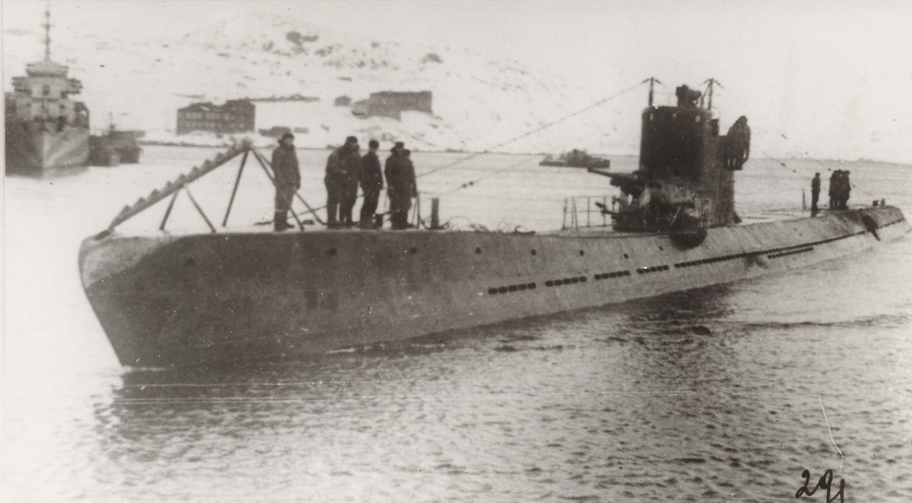 С-15 возвращается из своего 4-го похода, Полярный,11 апреля 1944г.