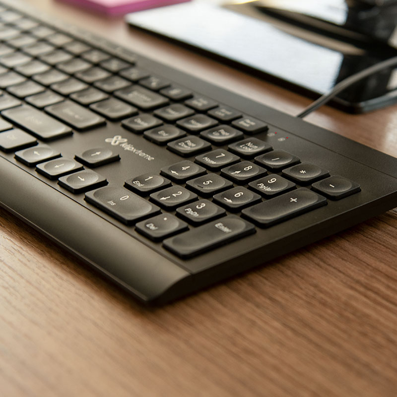 Teclado KlipXtreme Multimedia ultradelgado, con teclas de acceso rápido.