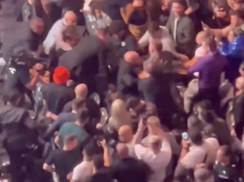 Стрикланд и Дю Плесис се сбиха в публиката на UFC 296