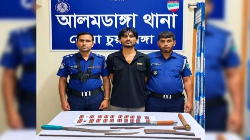 চুয়াডাঙ্গায় শীর্ষ মাদক ব্যবসায়ী ও ২৭ মামলার পলাতক আসামি গ্রেফতার
