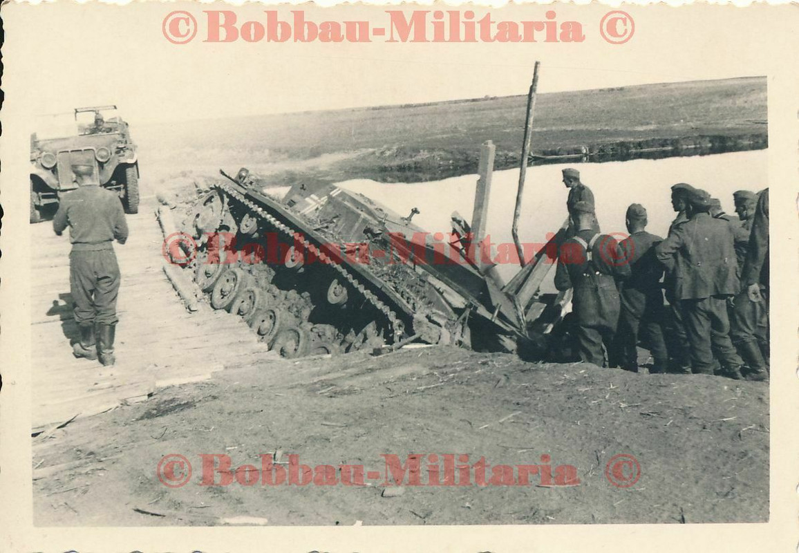 Russland Sturmgeschütz-Abteilung STUG III eingestürzt auf Brücke