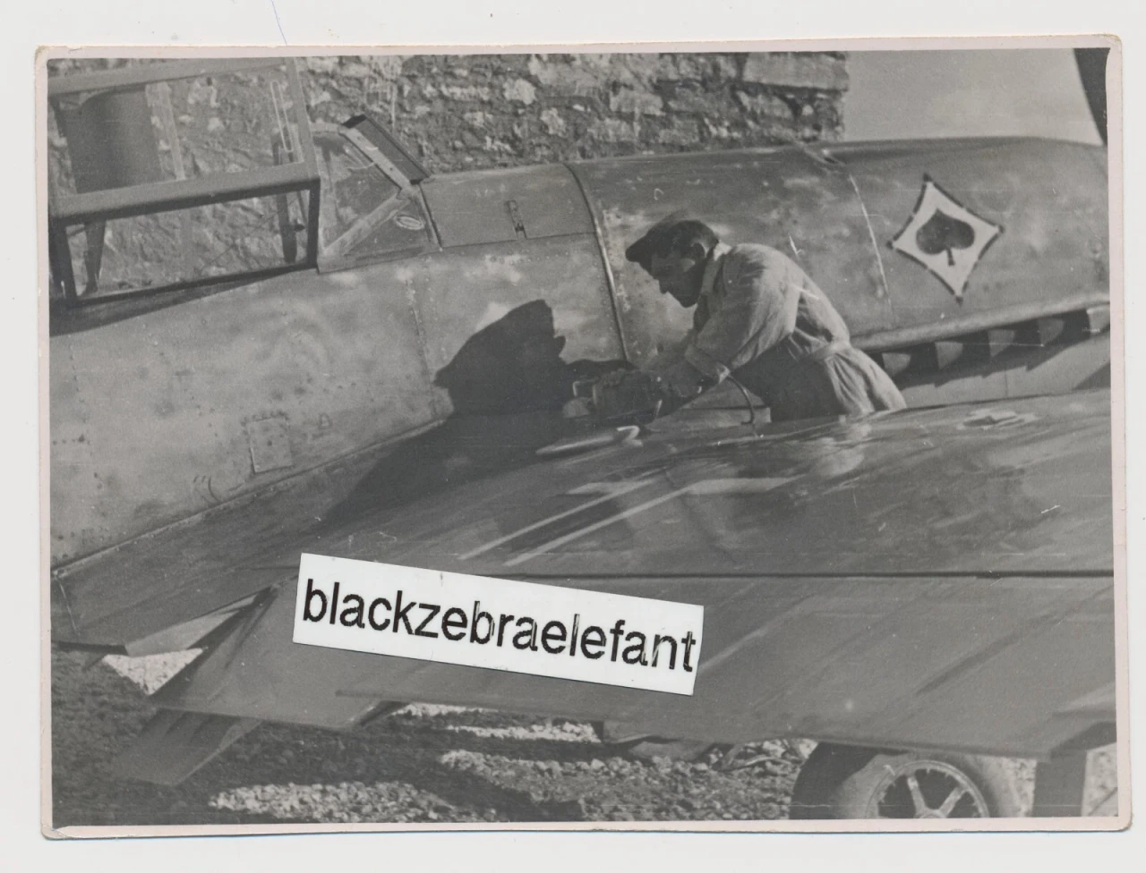 206 Foto wk2 Jagdflugzeug ME 109 PIK Ass beim Tanken