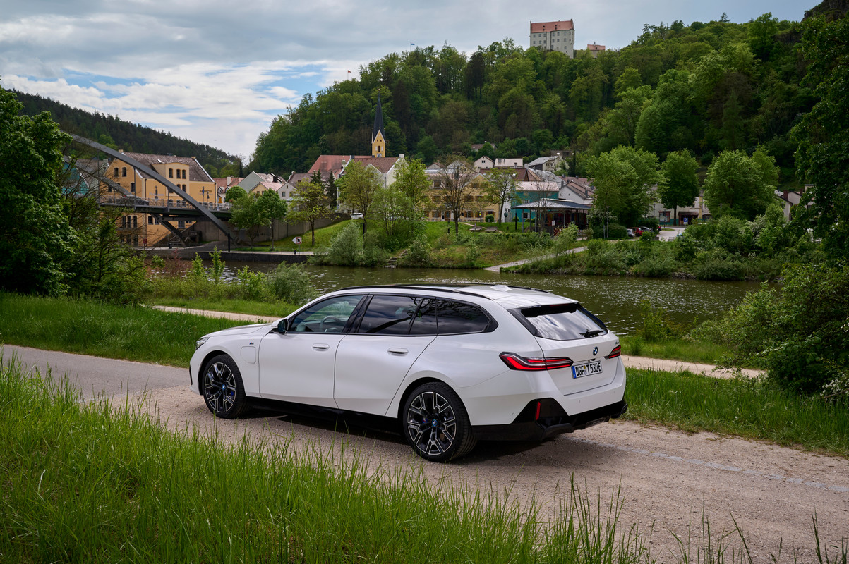P90551919_highRes_the-new-bmw-530e-tou