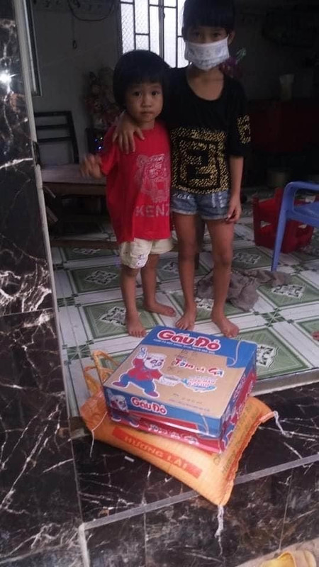 Hình ảnh phát gạo mì cho khu cách ly "Hòn Rớ" Nha Trang 11