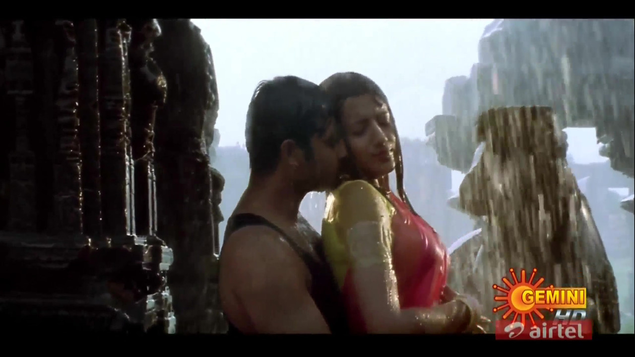 Trisha Hot & Sexy Compilation - Varsham.mp4_20200714_182122.323