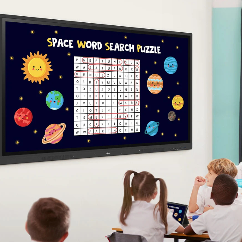 Múltiplos usuários interagindo com a Lousa Digital LG