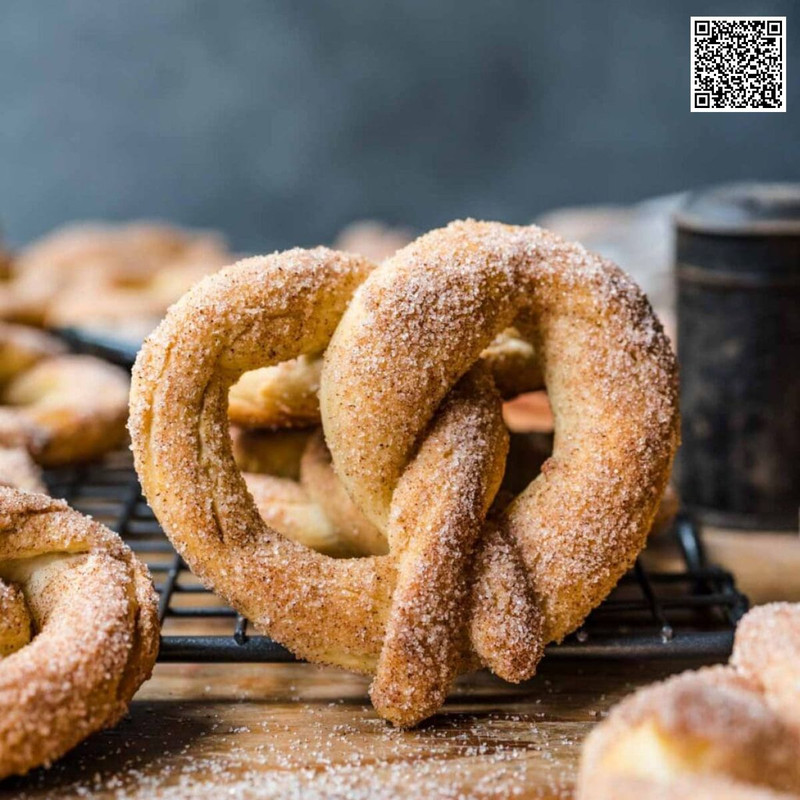 Christmas Cinnamon Sugar Pretzels with Eggnog Dip