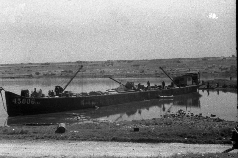 Брошенная немцами исправная баржа с авиаприборами. 1944 г. Н. Хряпкин, Севастополь.