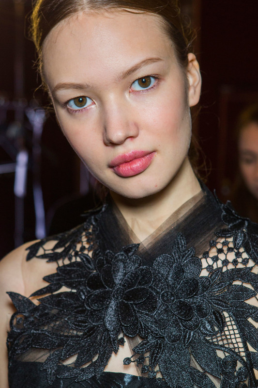 Valentin Yudashkin Fall 2016 Backstage 6NTc4oj_P