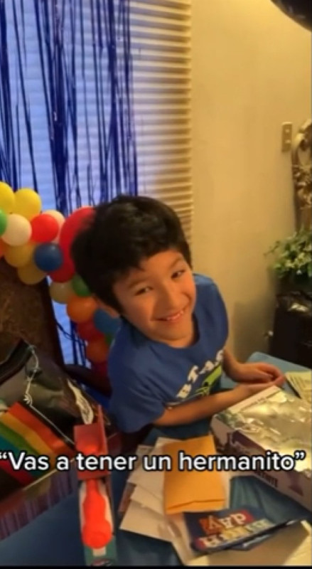 Niño se entera que tendrá un hermanito en su cumpleaños y así reacciona