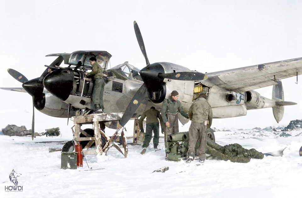 Honneurs aux mecanos pendant les guerres - Page 16 Maintenance-du-P-38-No-l-1944-pendant-la-bataille-des-Ardennes