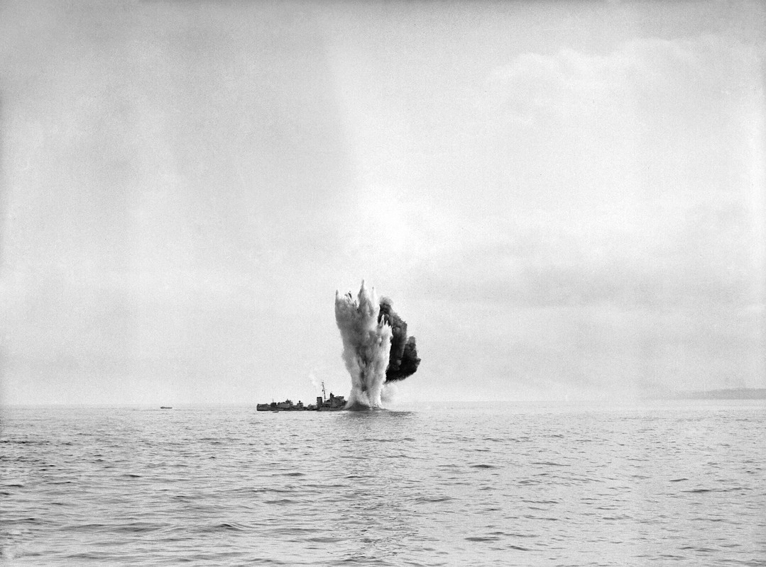 Berkeley (L.17) попадание торпеды, добившей поврежденный авиацией корабль, 19 августа 1942-1